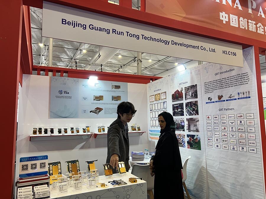 外貿(mào)經(jīng)理在給參會(huì)嘉賓講解光潤(rùn)通國(guó)產(chǎn)網(wǎng)卡 外貿(mào)經(jīng)理在給參會(huì)嘉賓講解光潤(rùn)通國(guó)產(chǎn)網(wǎng)卡