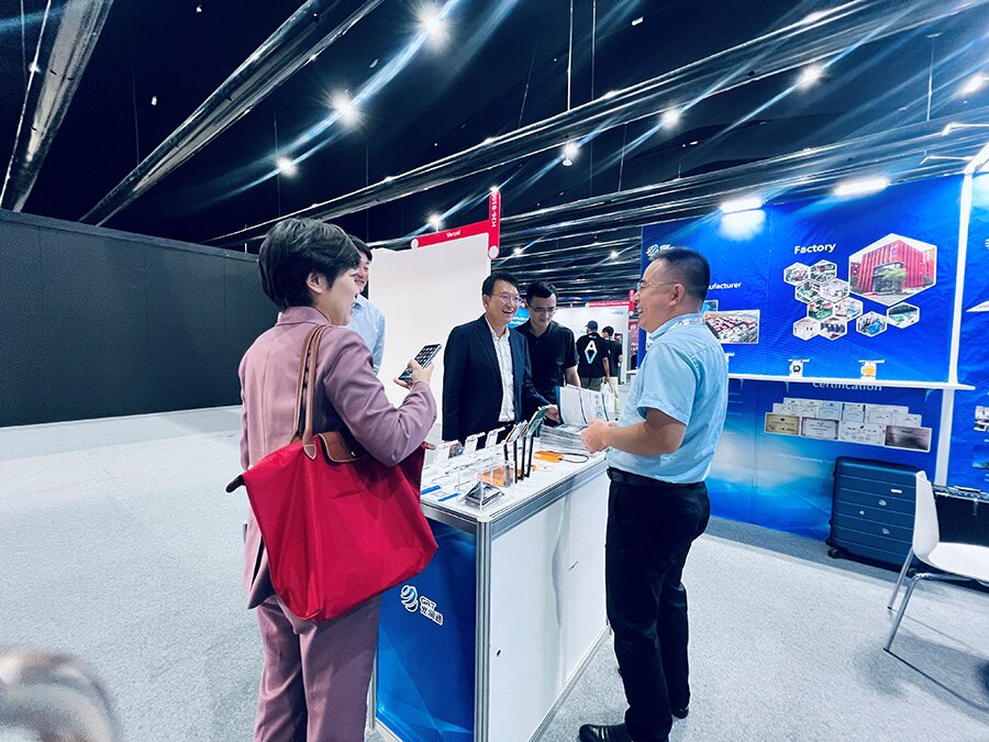 通州區(qū)副區(qū)長(zhǎng)林正航一行在光潤(rùn)通科技GITEX展位前聽取介紹